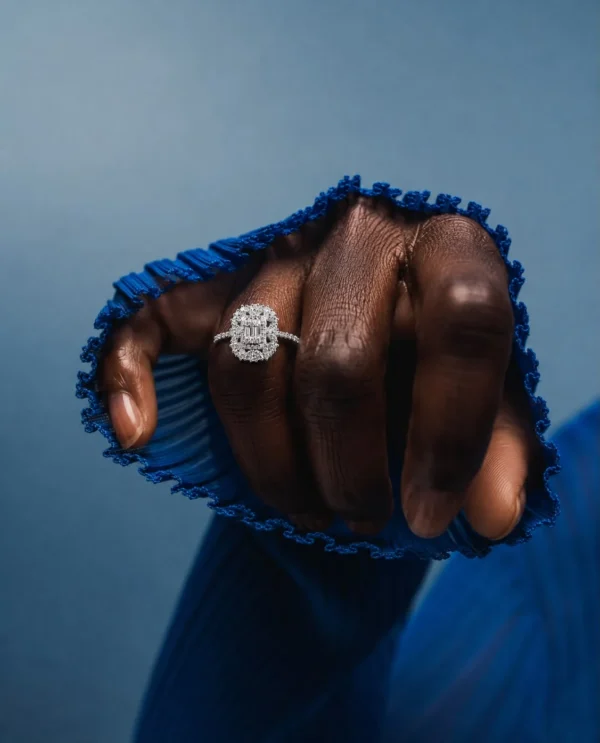 1 Karat Victoria Emerald Cut Halo Baget Pırlanta Yüzük