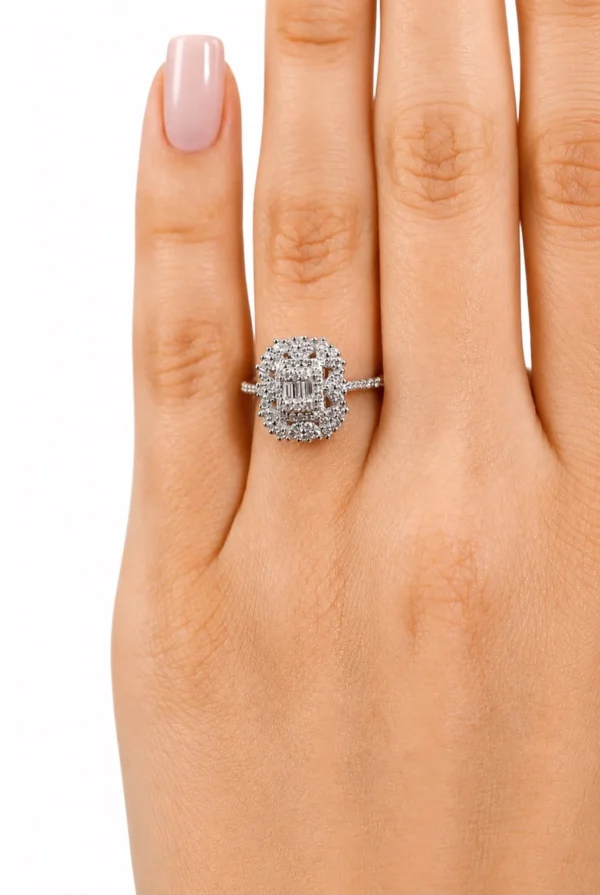 1 Karat Victoria Emerald Cut Halo Baget Pırlanta Yüzük